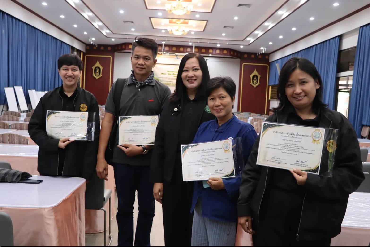 title - นางสาวอมรรัตน์ แขวงโสภา ปฏิรูปที่ดินจังหวัดพระนครศรีอยุธยา เป็นประธานในพิธีปิด โครงการฝึกอบรมเชิงปฏิบัติการ หลักสูตร “รู้ปลูก รู้รักษา รู้คุณค่าของหญ้าแฝก” ระยะที่ 2 ศูนย์ส่งเสริมและพัฒนาอาชีพเสริมนอกภาคการเกษตร (ศูนย์ศิลปาชีพ บางไทรฯ (เดิม))